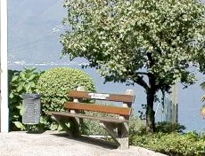 Sitzbänke an allen Aussichtspunkten in Caviano