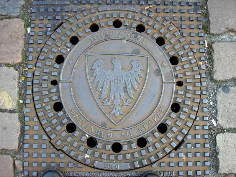 Wappen der Stadt Esslingen auf einem Kanaldeckel