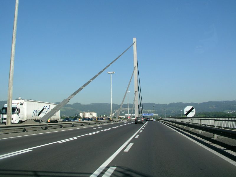 Die Autobahn Donaubrücke