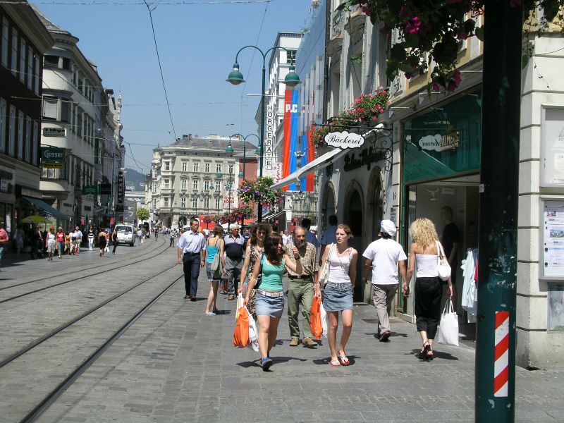 Einkaufsbummel auf der Landstraße in Linz