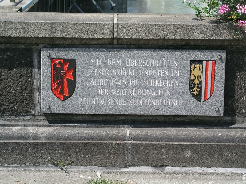 Gedenkstein an der Nibelungenbrücke