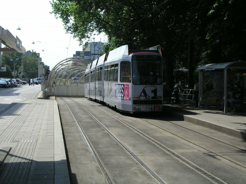 Straßenbahn bei der Einfahrt in den Tunnel zum Hauptbahnhof