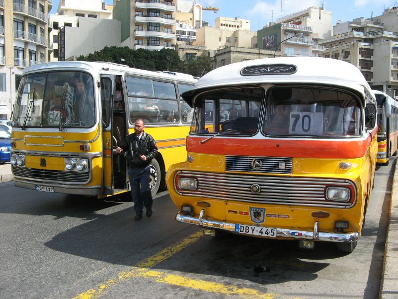 Malta, Busbahnhof in Sliema mit den typischen Maltabussen