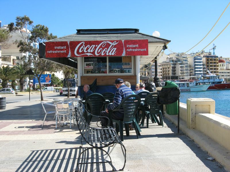 Malta, Kiosk in Sliema am Hafen, beliebter Treffpunkt der Senioren