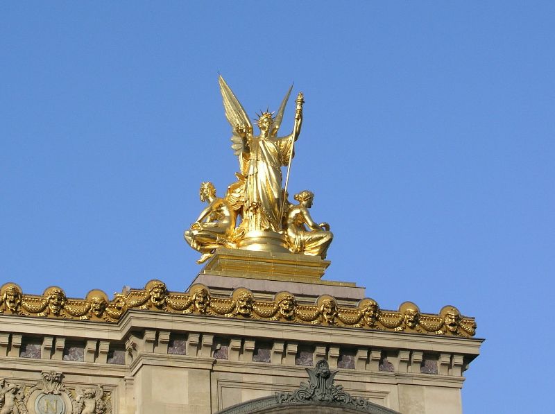 Freiheitsstatue auf der Pariser Oper