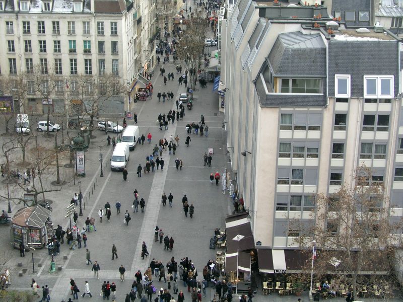 Blick vom Centre Pompidou auf die Fussgängerzone Rue Berger