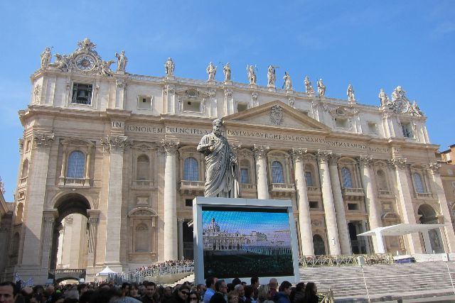Petersplatz und Petersdom im Vatikan in Rom