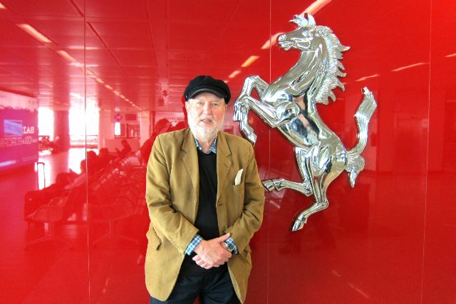 Otto Buchegger vor dem Ferrari Store