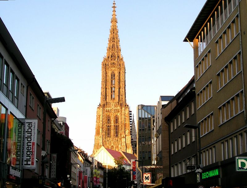 Das Ulmer Münster im goldenen Abendlicht