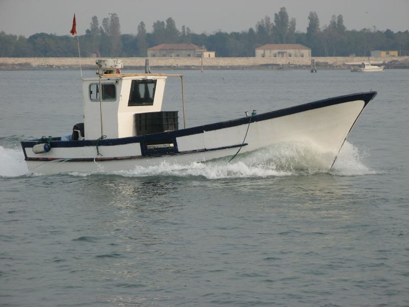 Fischerboot in der Lagune von Venedig