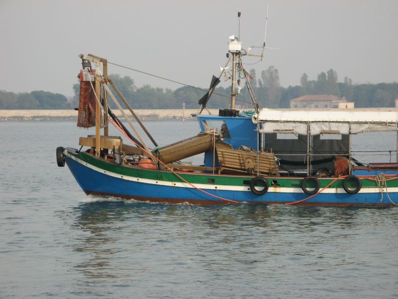 Boot für Muschelzüchter in der Lagune von Venedig