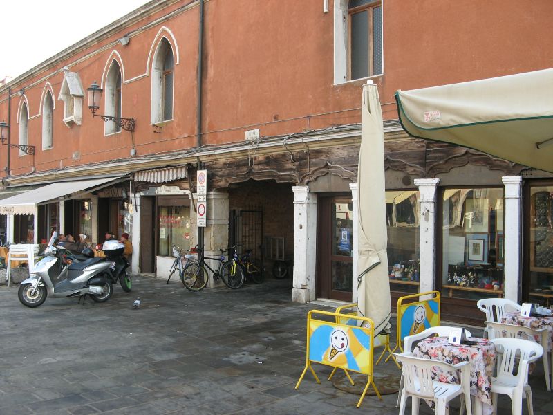 Palazzo Granaio, Chioggia. Dahinter ist der kleine Fischmarkt