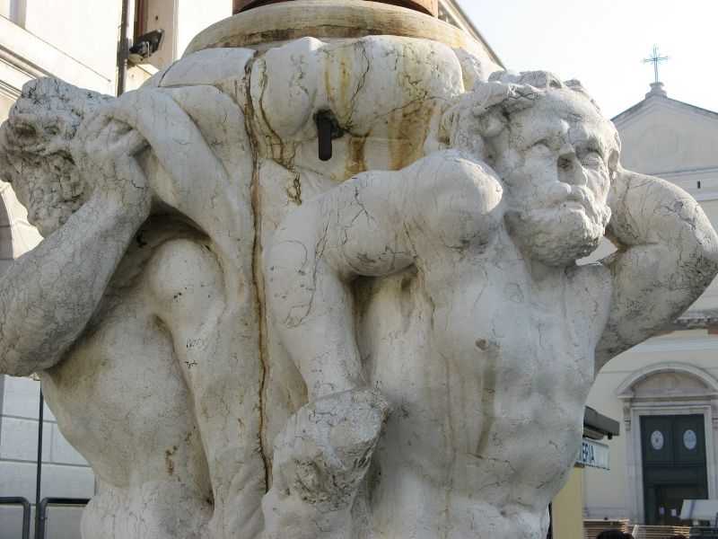 Säulenfuß am Corso del Popolo, Chioggia
