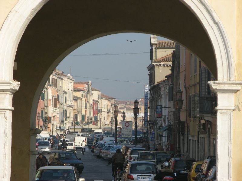 Blick durch die Porta Garibaldi auf den Corso