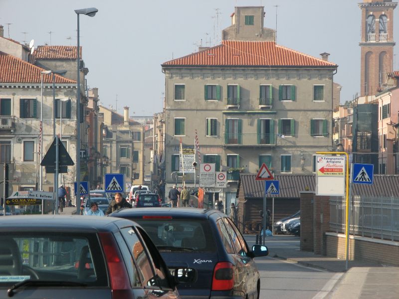 Rushhour in der Calle San Giacomo, Chioggia