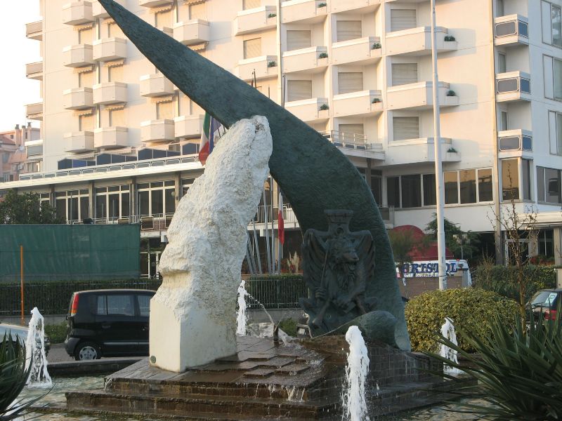 Denkmal vor dem Hotel Bristol in Sottomarina
