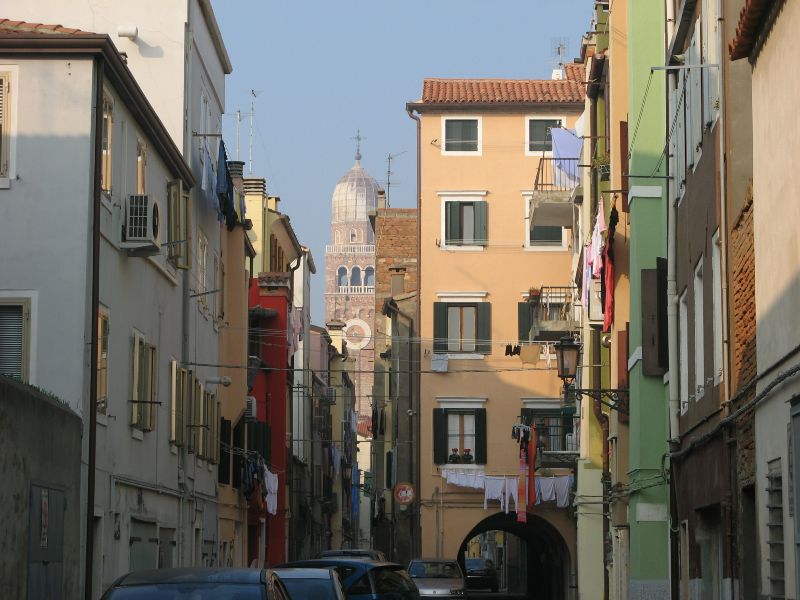 Eine ruhige Gasse in Chioggia, aber vollgeparkt mit Autos
