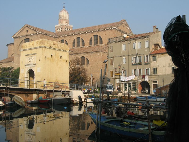 Porta Garibaldi und Duomo in Chioggia
