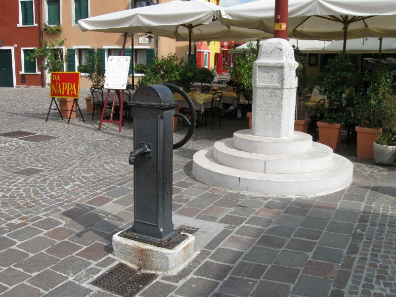 Caorle, typisch venezianischer Brunnen