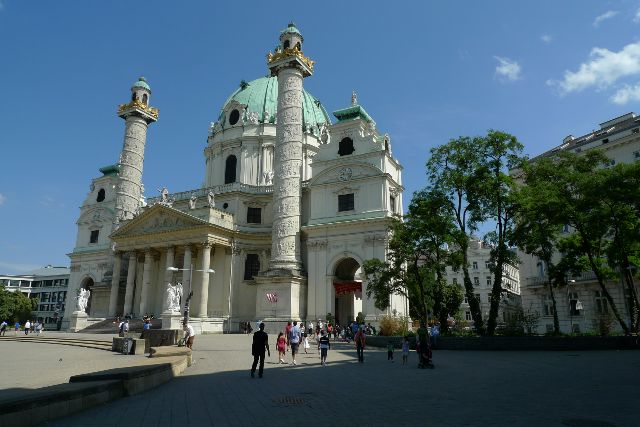 Die Karlskirche in Wien , mit dem Panoramalift
