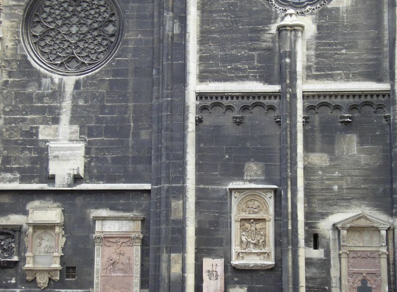 Die Frontseite des Stephansdoms in Wien