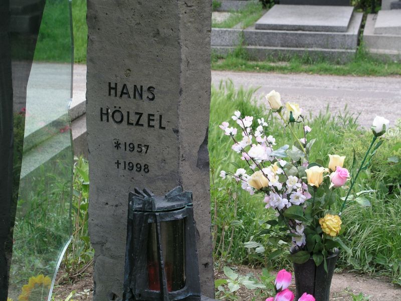 Ehrengrab des Popstars Hans Hölzel, besser bekannt als FALCO, auf dem Wiener Zentralfriedhof Gruppe 40
